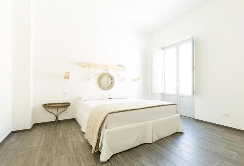 Standard Szoba Erkéllyel, Tangram House