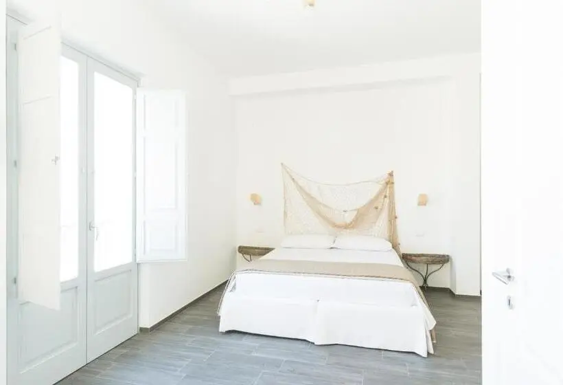 デラックストリプルルーム, Tangram House