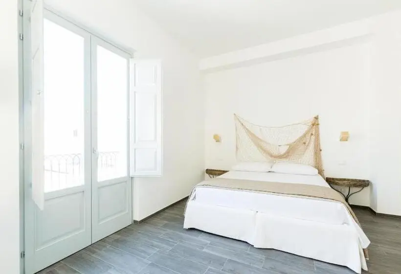デラックストリプルルーム, Tangram House