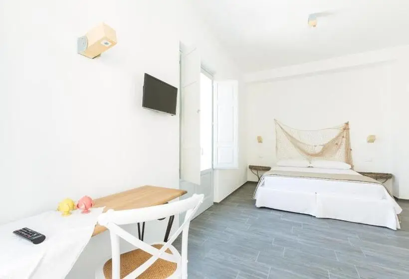 デラックストリプルルーム, Tangram House