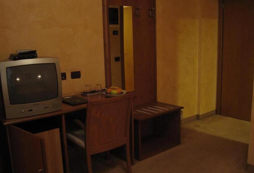 غرفة قياسية, Italia