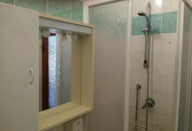 اتاق استاندارد سه نفره, Lea