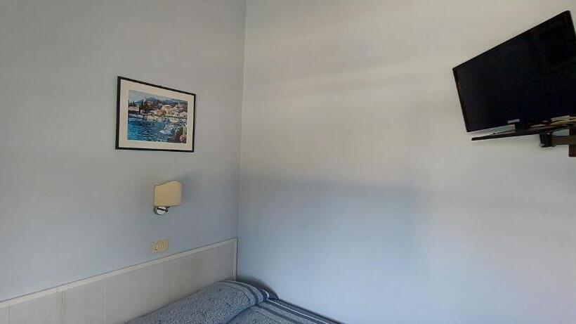 اتاق اکونومی, Lea