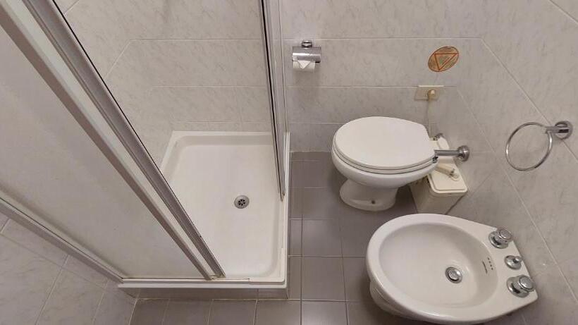 اتاق اکونومی, Lea