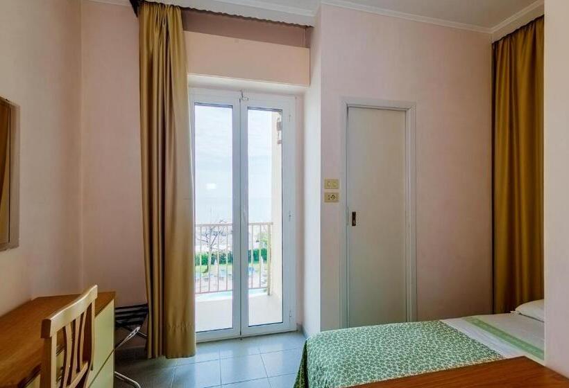 غرفة ديلوكس ثلاثية مطلة على البحر, Miramare   Silvi Marina