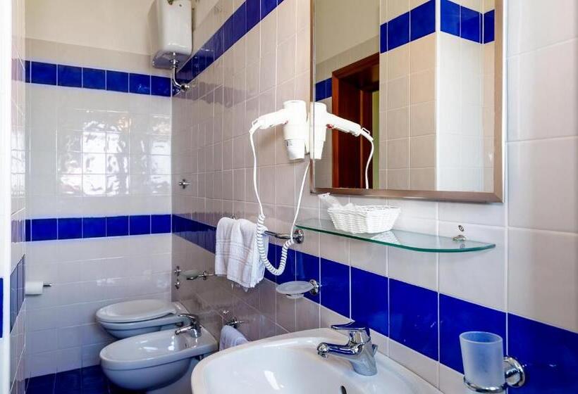 غرفة قياسية رباعية مطلة على البحر, Miramare   Silvi Marina