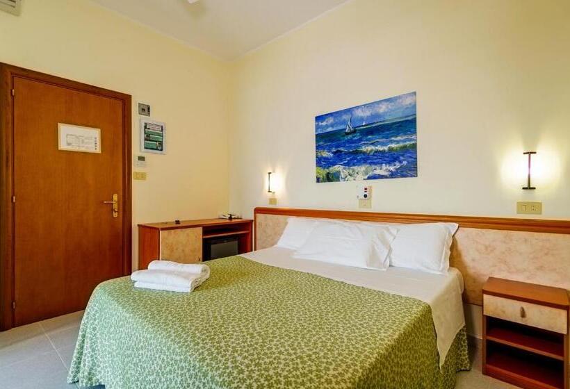 غرفة قياسية رباعية مطلة على البحر, Miramare   Silvi Marina