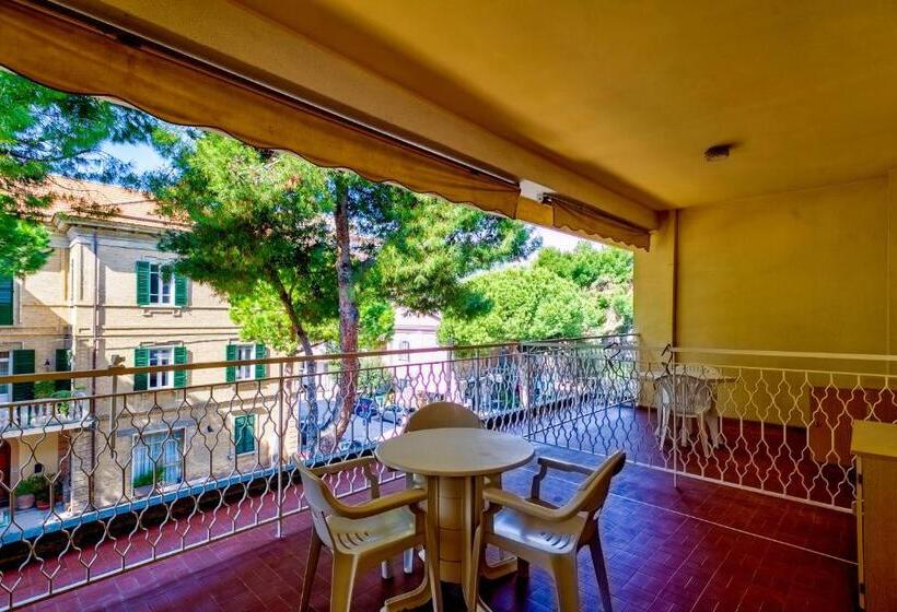 غرفة كلاسيكية ثلاثية, Miramare   Silvi Marina