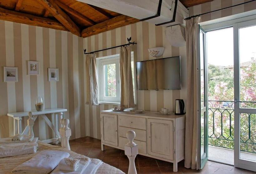 سوئیت با بالکن, Domus Corallia Luxury Rooms