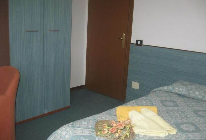 חדר סטנדרט לשלושה, Albergo Del Turista