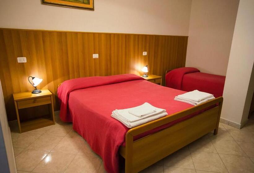 Номер Стандарт Трехместный, Albergo Magrini Della Genga