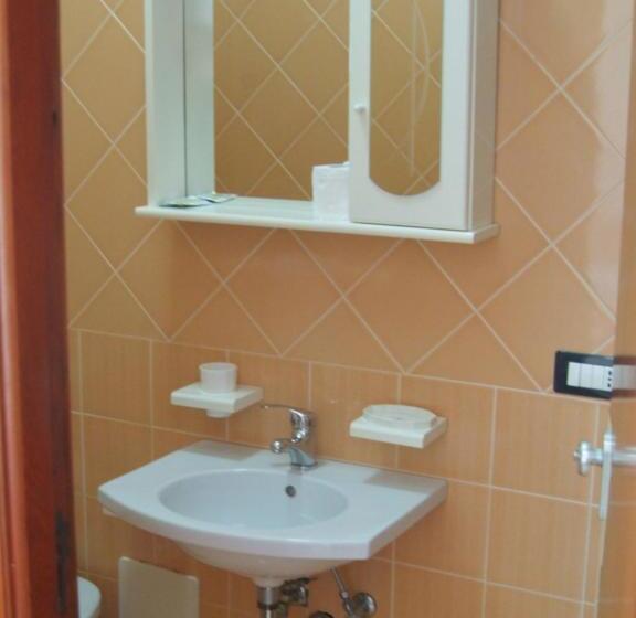 חדר קלאסי לשלושה, Aurora