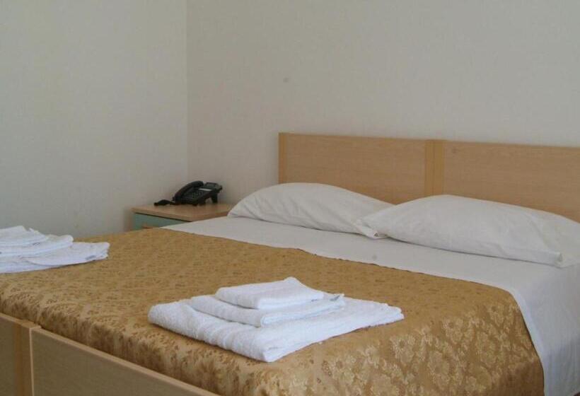 חדר קלאסי לשלושה, Aurora