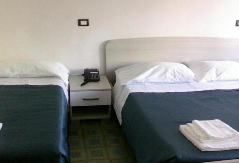 חדר סטנדרט לשלושה, Aurora