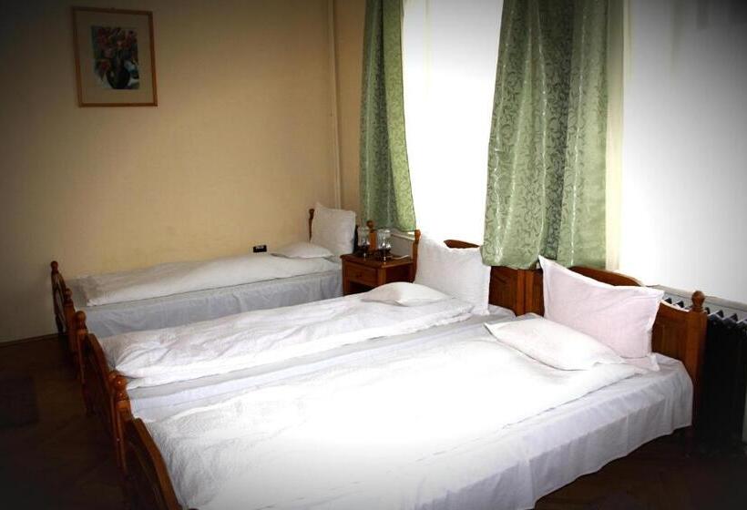 חדר סטנדרט לשלושה, Tivoli