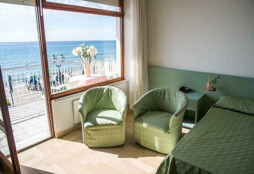 غرفة قياسية مطلّة علي البحر, West End