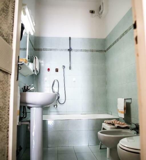 غرفة قياسية مطلّة علي البحر, West End