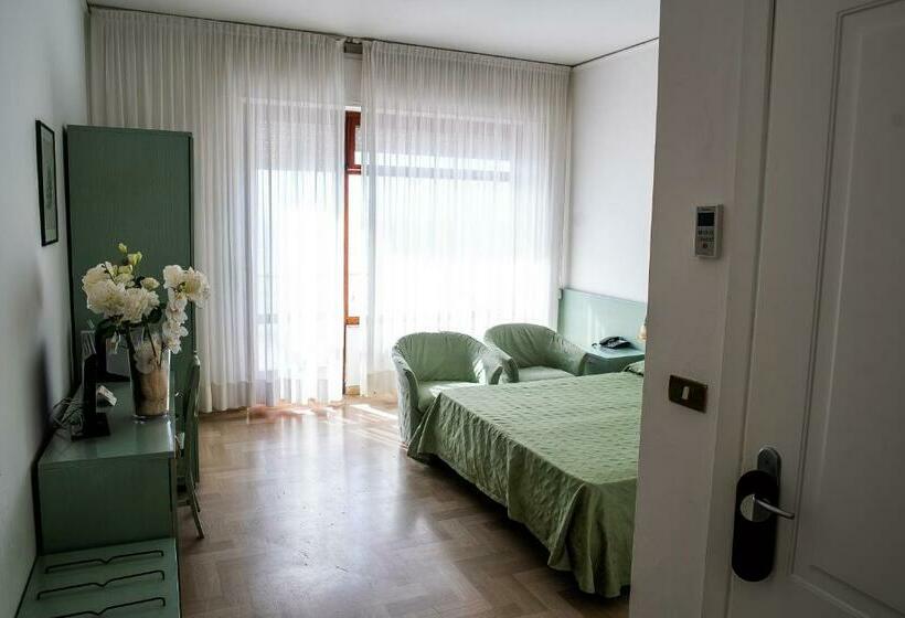 غرفة قياسية مطلّة علي البحر, West End