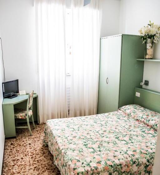 غرفة قياسية فردية, West End