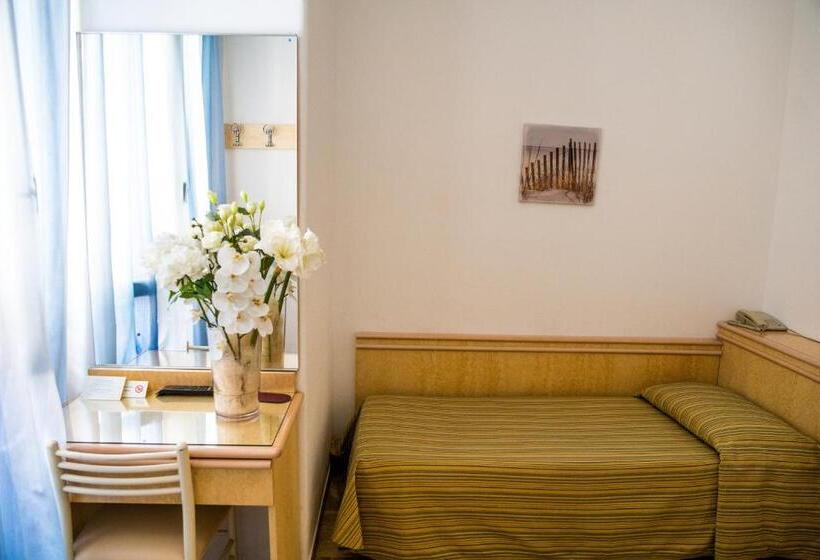 غرفة قياسية فردية, West End