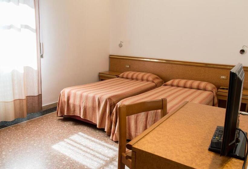 غرفة قياسية رباعية, West End