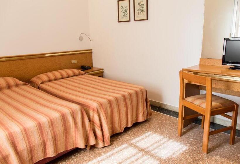 غرفة قياسية رباعية, West End