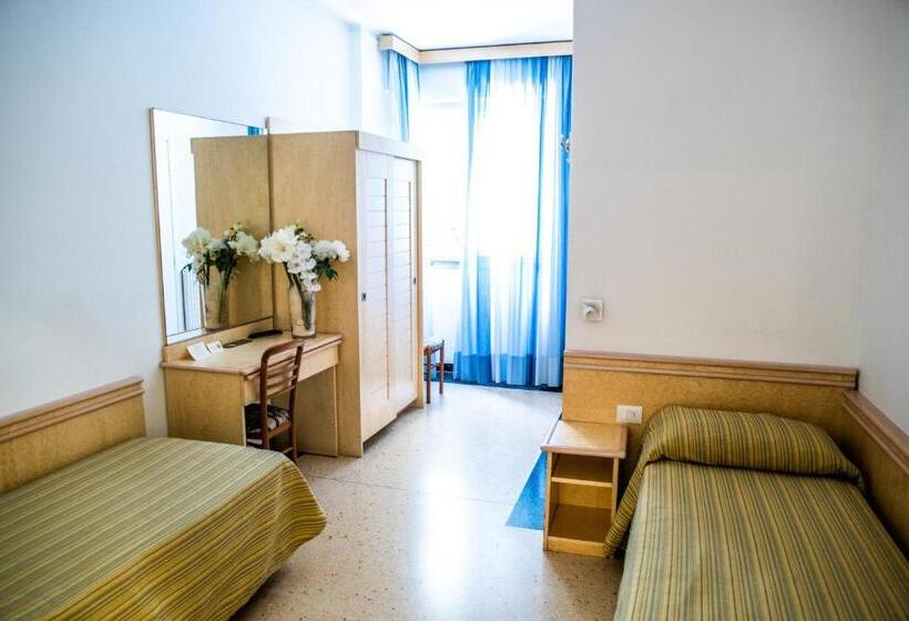 غرفة قياسية, West End