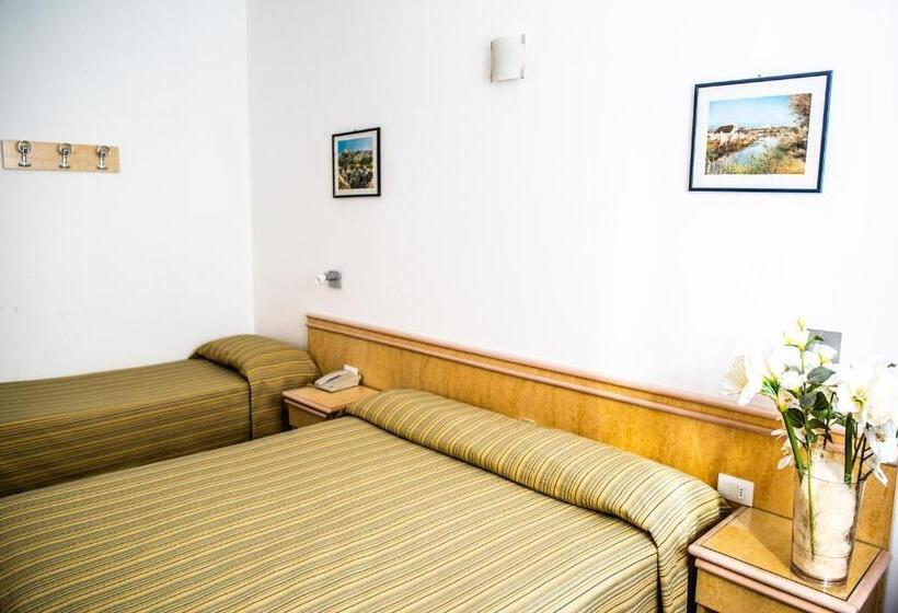 غرفة قياسية ثلاثية, West End