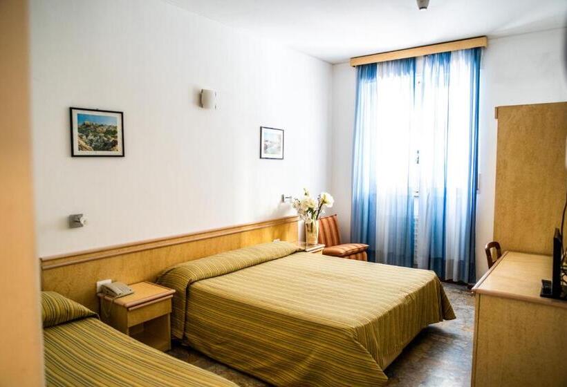 غرفة قياسية ثلاثية, West End