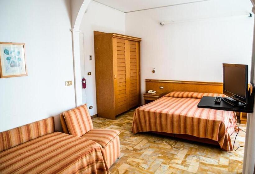 غرفة قياسية ثلاثية, West End