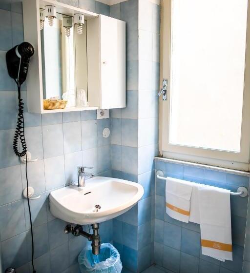 غرفة إقتصادية, West End