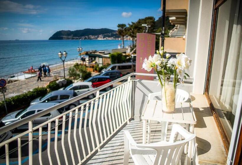 Triple Room Sea View, West End