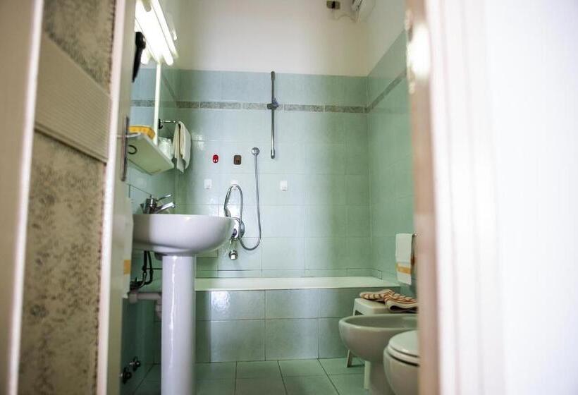 Triple Room Sea View, West End