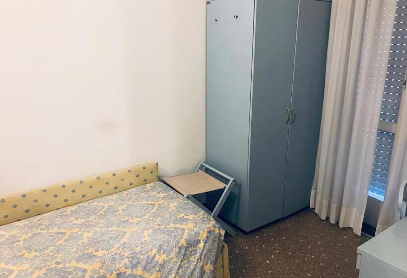 ‫غرفة فردية مزودة بتراس, West End