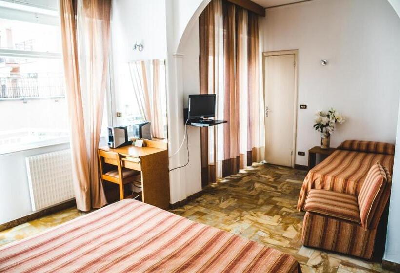 ‫غرفة فردية مزودة بتراس, West End