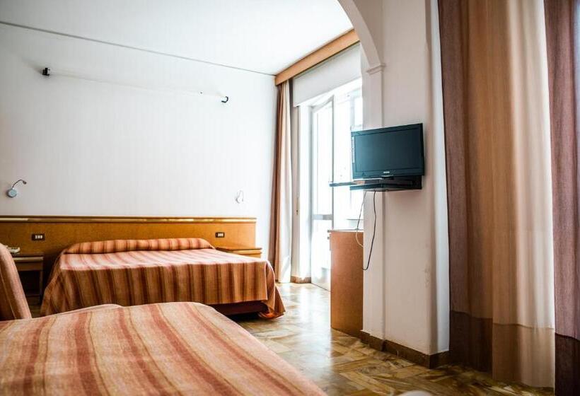 ‫غرفة فردية مزودة بتراس, West End