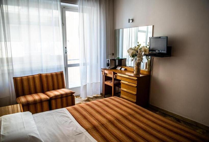 ‫غرفة فردية مزودة بتراس, West End