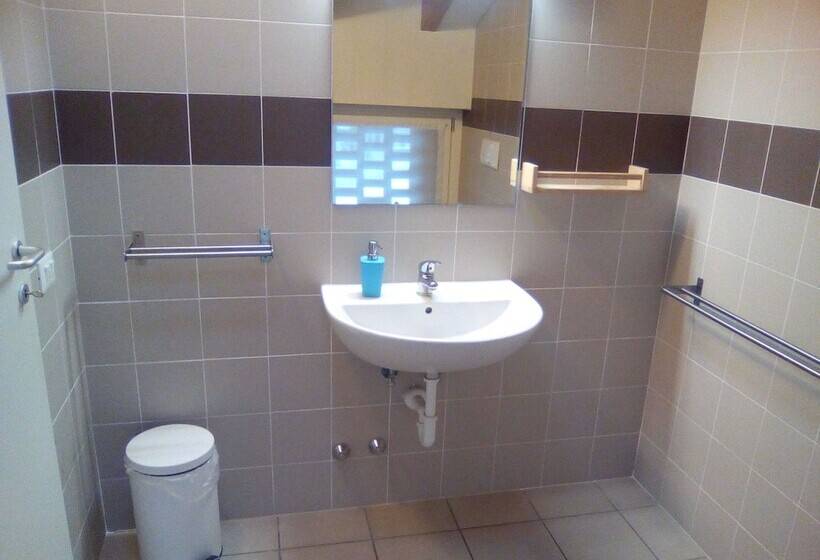 家庭间, Ostello Casa Rossa