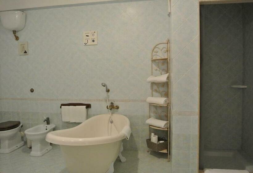 آپارتمان یک خوابه با دری مشترک که هال را جدا می کند., Villa Carlotta Resort