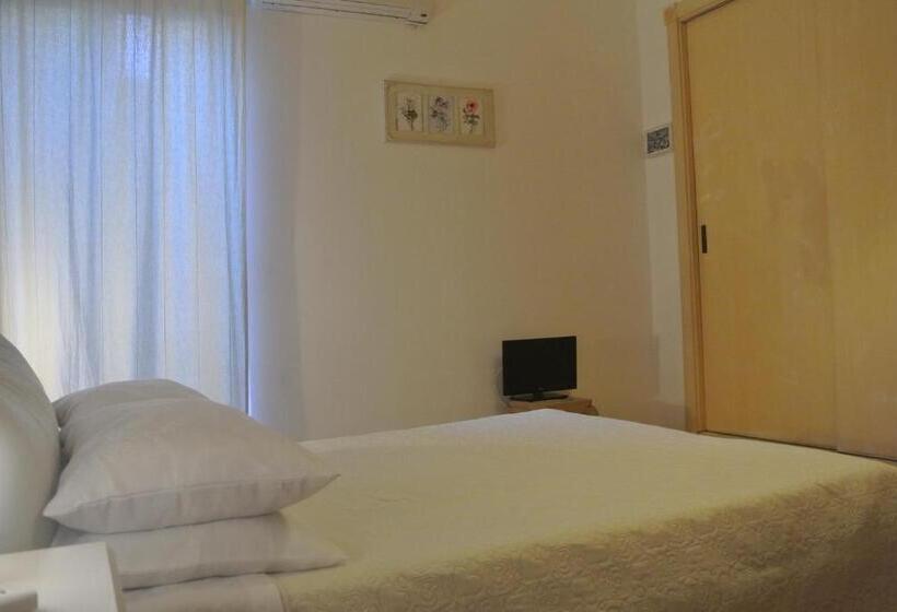 آپارتمان یک خوابه با دری مشترک که هال را جدا می کند., Villa Carlotta Resort