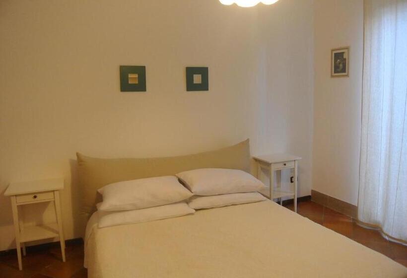 آپارتمان یک خوابه با دری مشترک که هال را جدا می کند., Villa Carlotta Resort