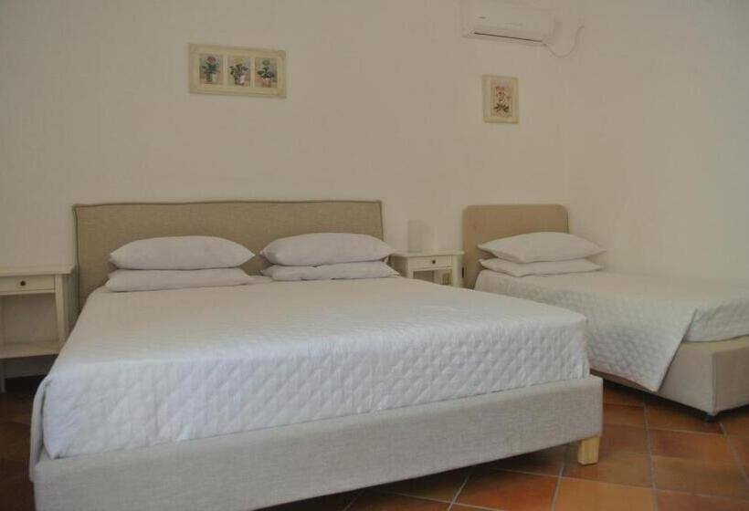 اتاق لوکس سه تخته, Villa Carlotta Resort