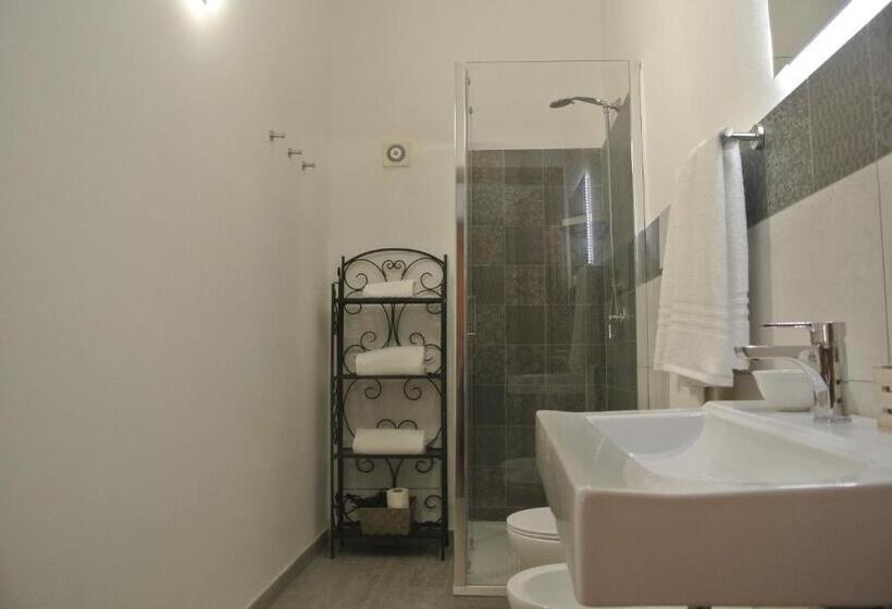 اتاق لوکس سه تخته, Villa Carlotta Resort