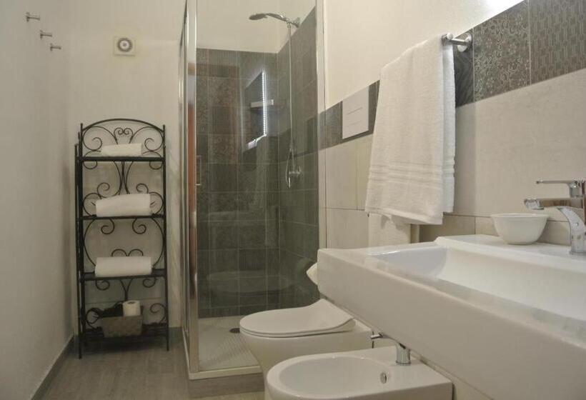 اتاق لوکس سه تخته, Villa Carlotta Resort
