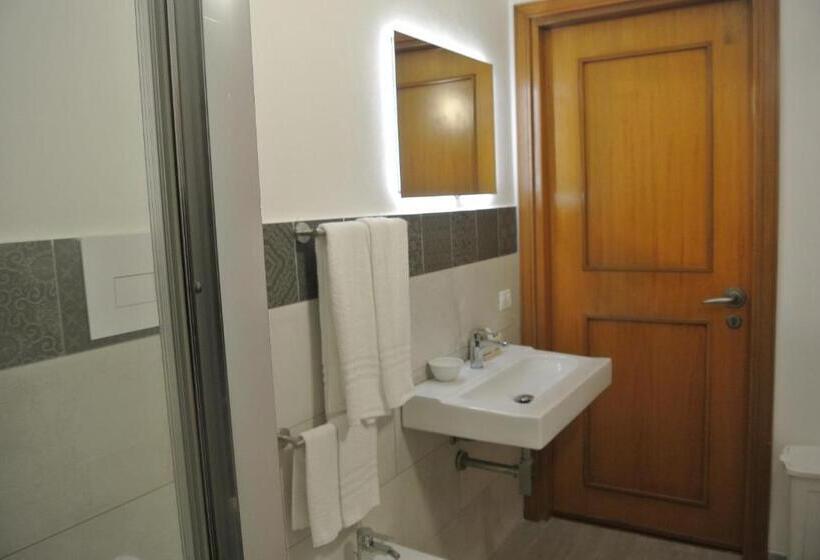 デラックストリプルルーム, Villa Carlotta Resort