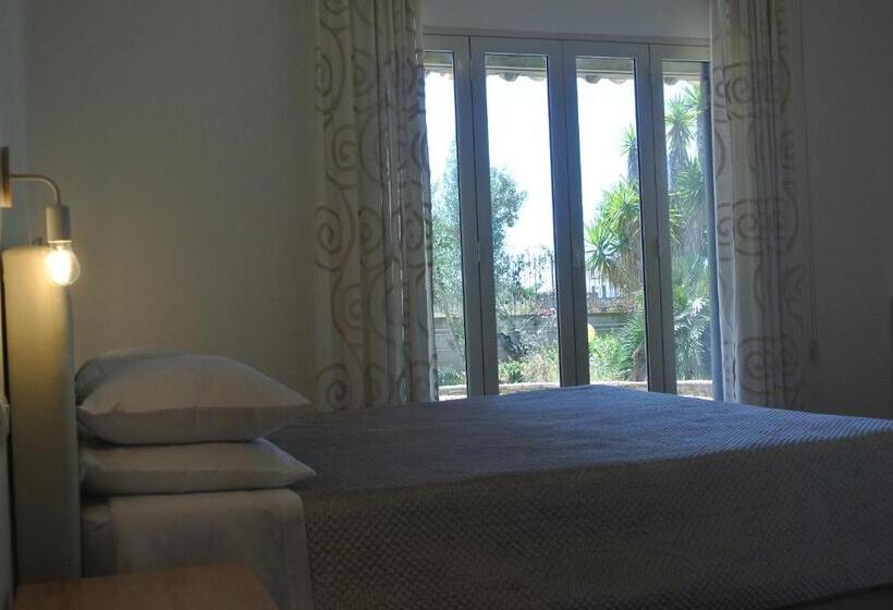 디럭스 트리플 룸, Villa Carlotta Resort