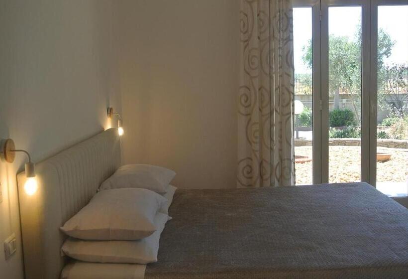 اتاق لوکس سه تخته, Villa Carlotta Resort
