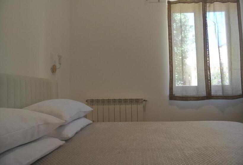 آپارتمان یک خوابه با دری مشترک که هال را جدا می کند., Villa Carlotta Resort