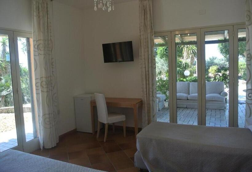 디럭스 트리플 룸, Villa Carlotta Resort