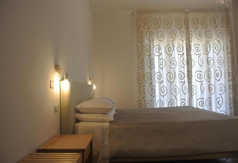 デラックストリプルルーム, Villa Carlotta Resort